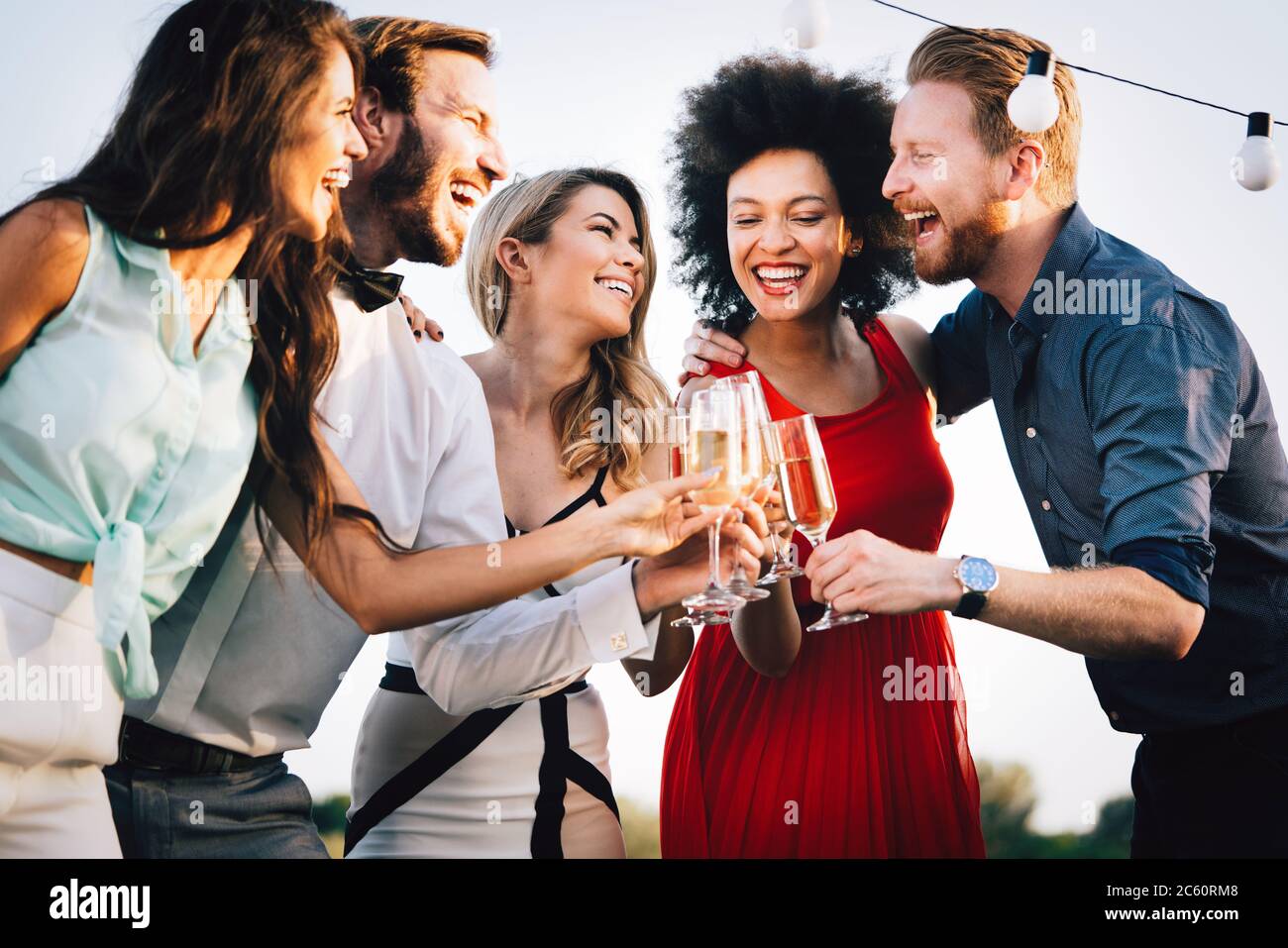 Gruppe der glücklichen Freunde feiern und toasten Getränke Stockfoto