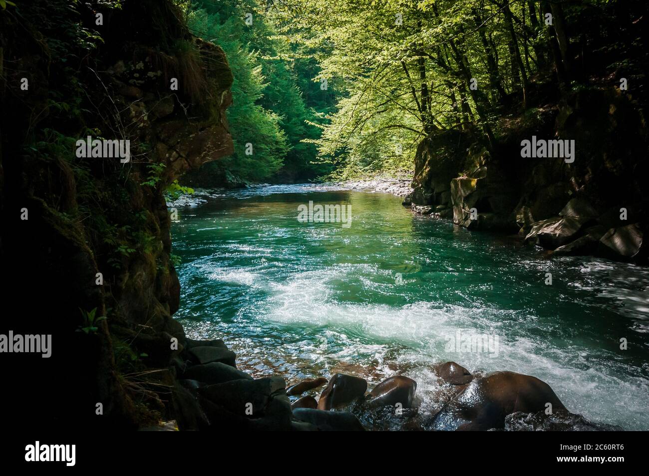 Blaue Lagune, Gebirgsfluss zwischen den Felsen im Wald Stockfoto