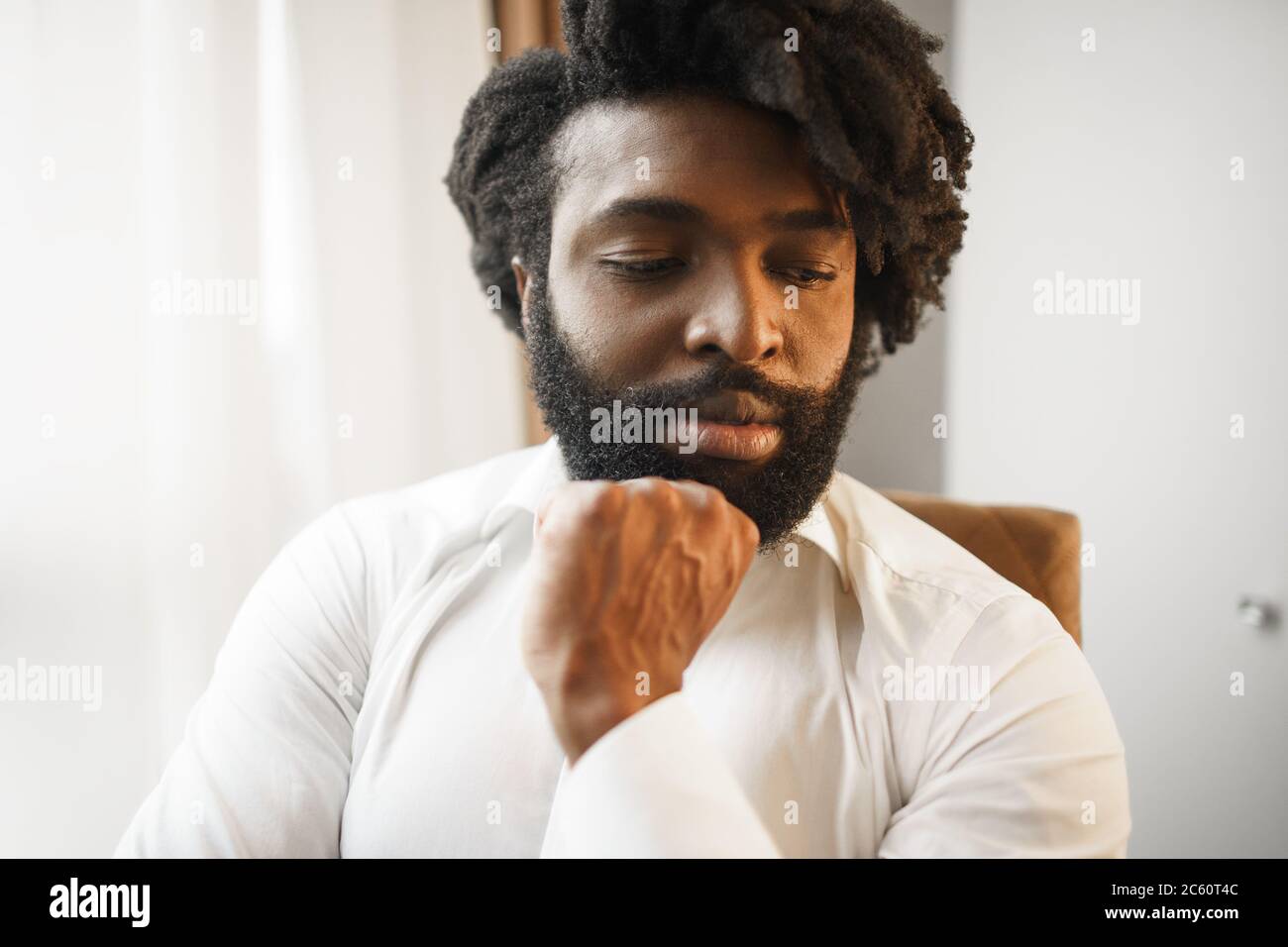 Nahaufnahme eines ernsthaften dunkelhäutigen Mannes Stockfoto
