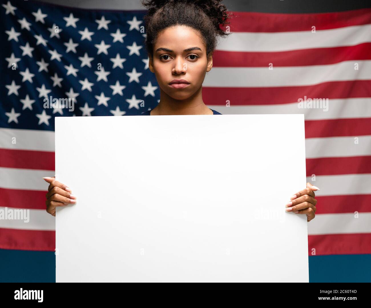 Schwarze Frau hält leeres Plakat über USA Flagge Hintergrund Stockfoto