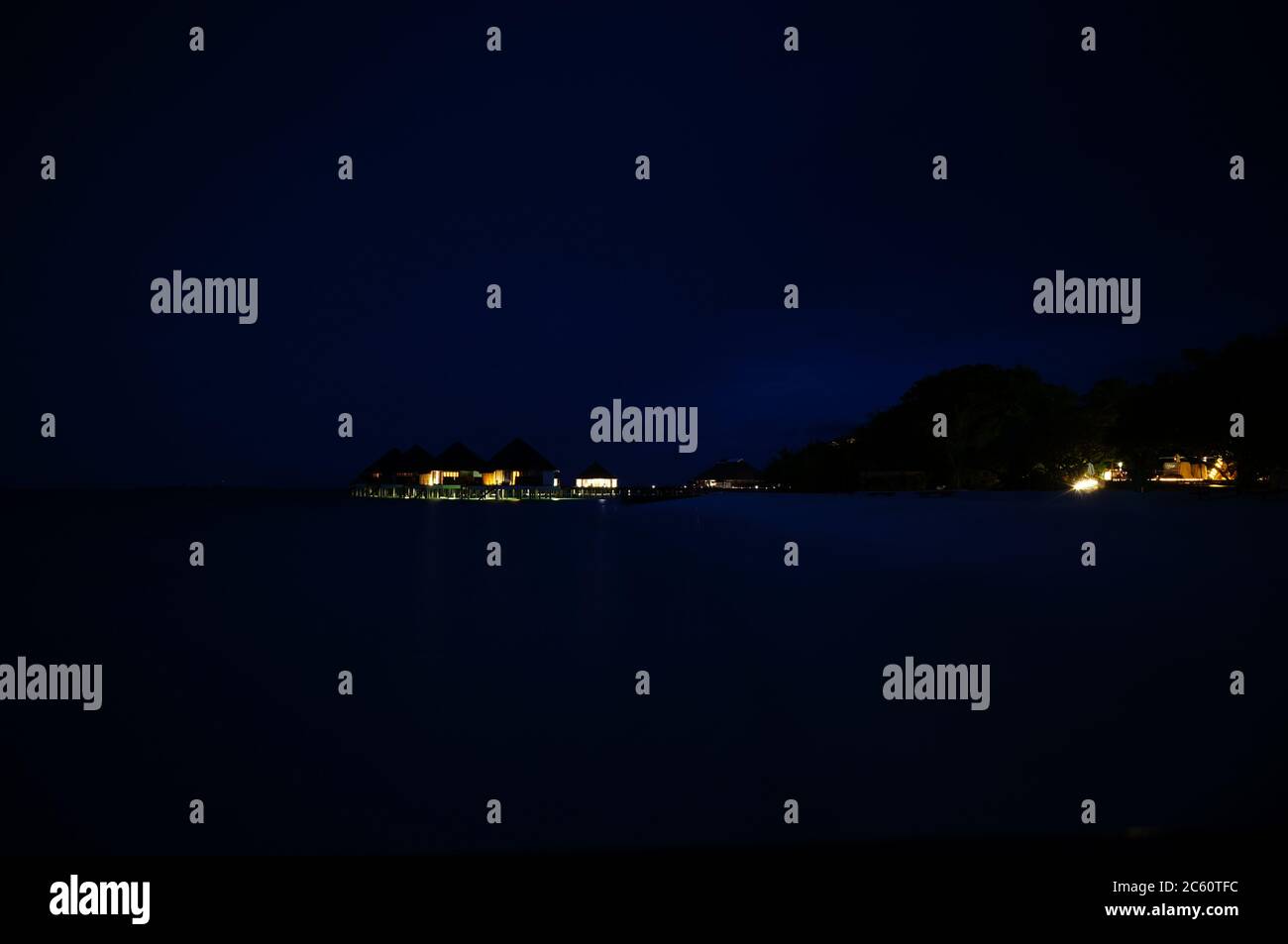 Luxushotel auf einer maledivischen Insel bei Nacht Stockfoto