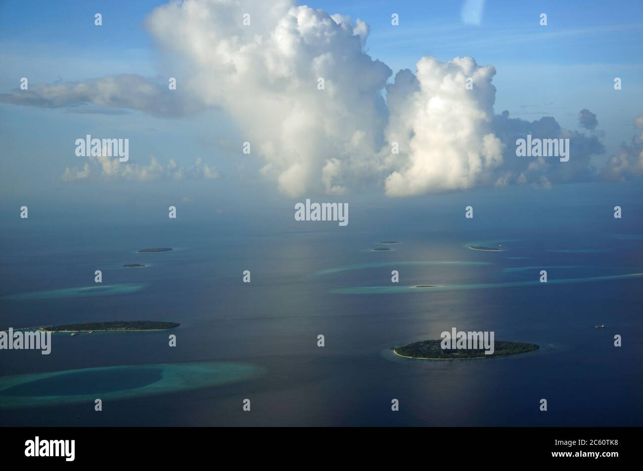 Maledivische Atolle von oben mit einigen Wolken Stockfoto