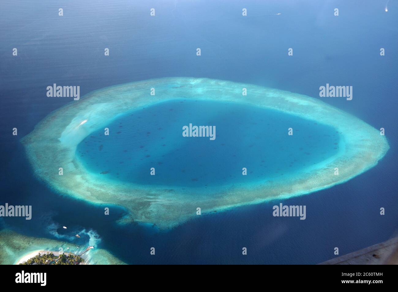 Atoll Island von oben gesehen als blaues Auge Stockfoto