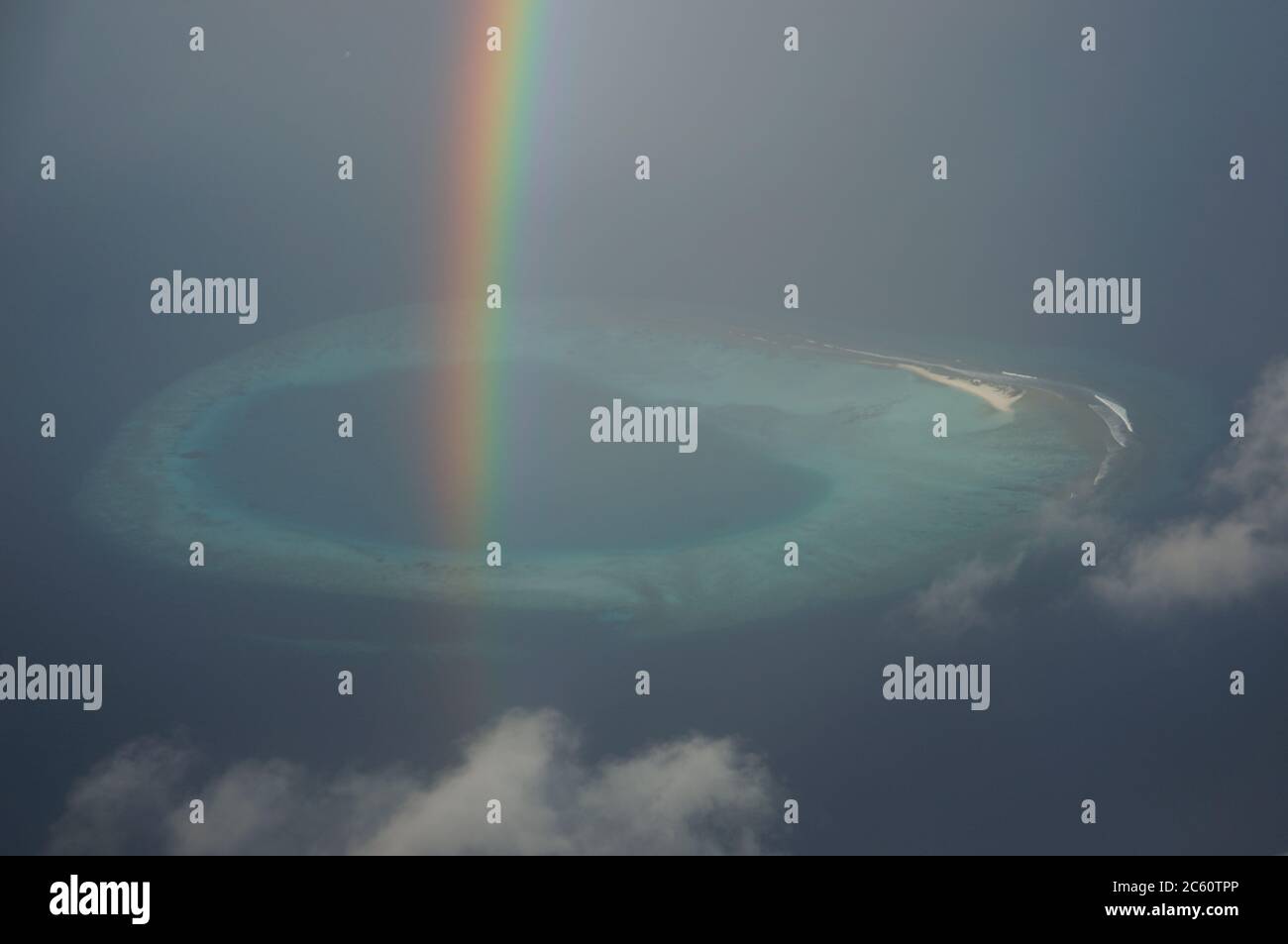 Regenbogen kommt aus einem Atoll Stockfoto