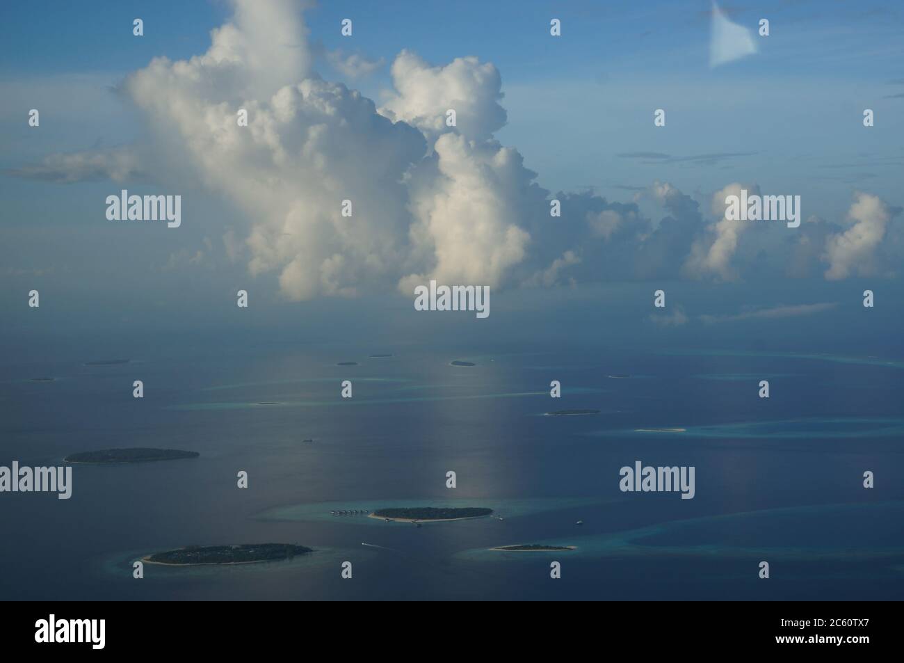Mehrere Atoll-Inseln von den Malediven sehen aus wie Perlen des Meeres Stockfoto