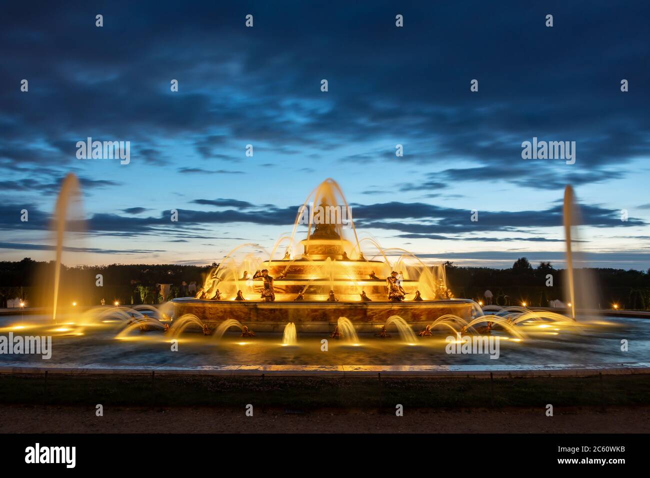 Latona-Brunnen bei Dämmerung in den Gärten des Schlosses Versailles in der Nähe von Paris Frankreich Stockfoto