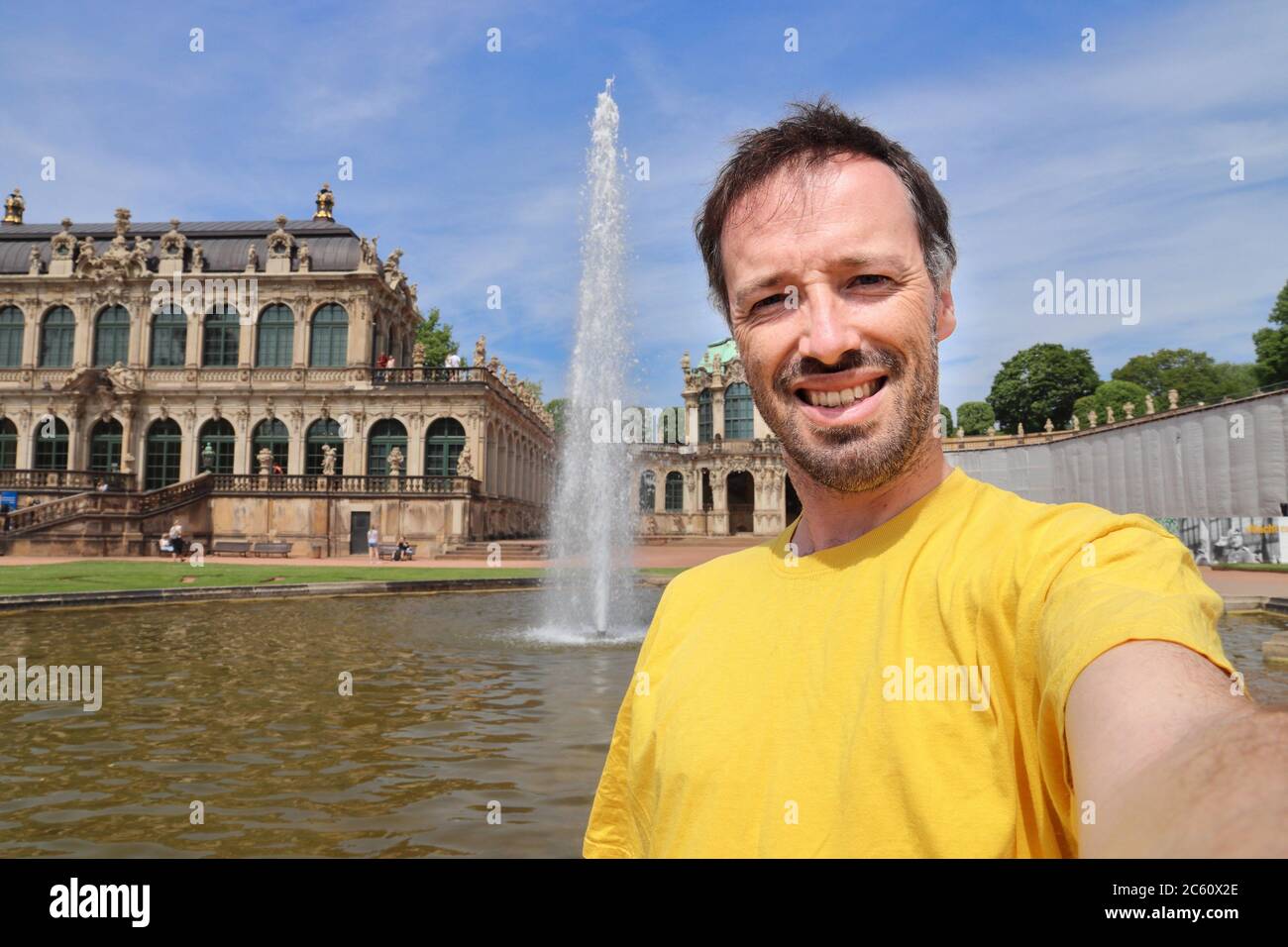 Touristen-Selfie mit Zwinger-Palast in Dresden, Deutschland. Reisende in Euro. Stockfoto