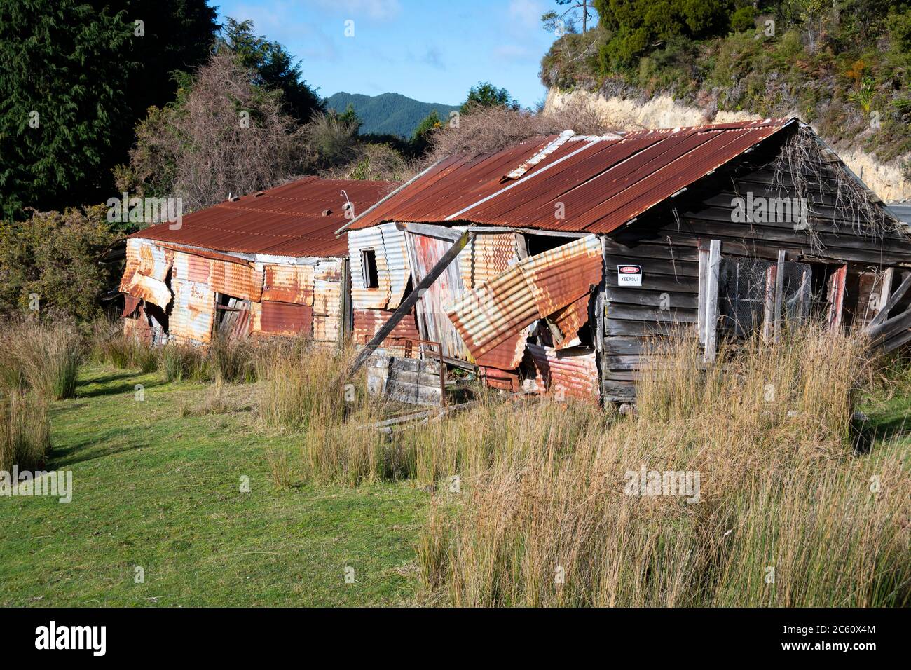 Rostige Scheune in der Nähe von Wallaceville, Upper Hutt, Wellington, Nordinsel, Neuseeland Stockfoto