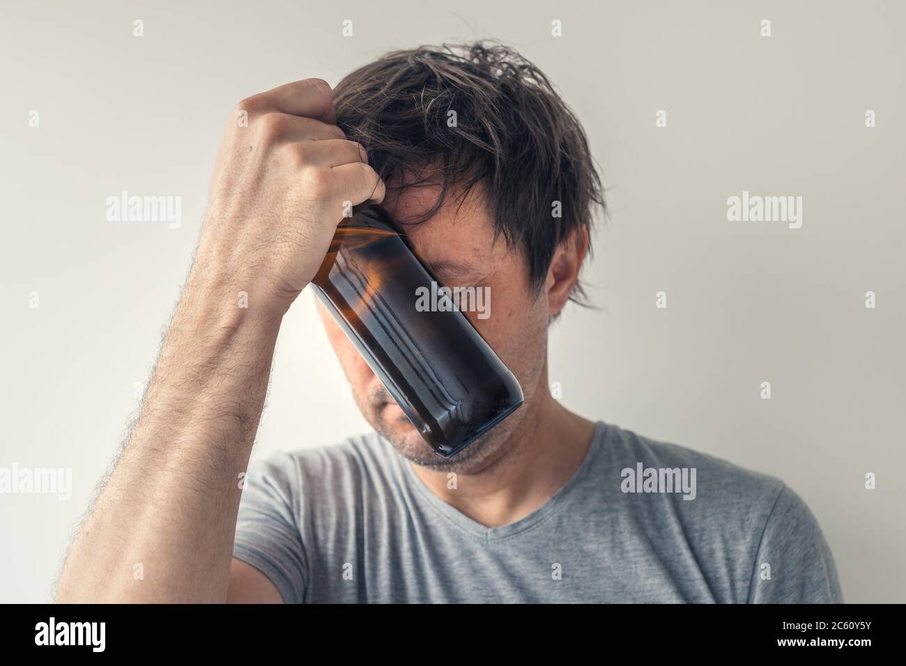 Alkoholismus und Kater Konzept, Mann mit Bierflasche Stockfoto