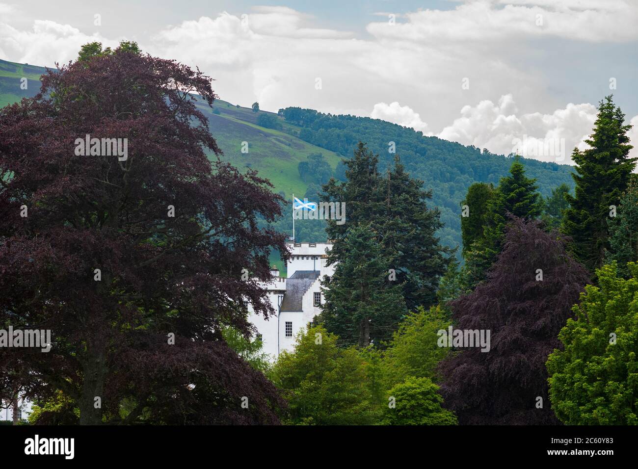 Perthshire, Schottland,/UK - 26. Juni 2019: Blair Castle, eine beliebte Touristenattraktion, liegt in den grasbewachsenen Hügeln in der Nähe des Dorfes Blair Atholl. Stockfoto