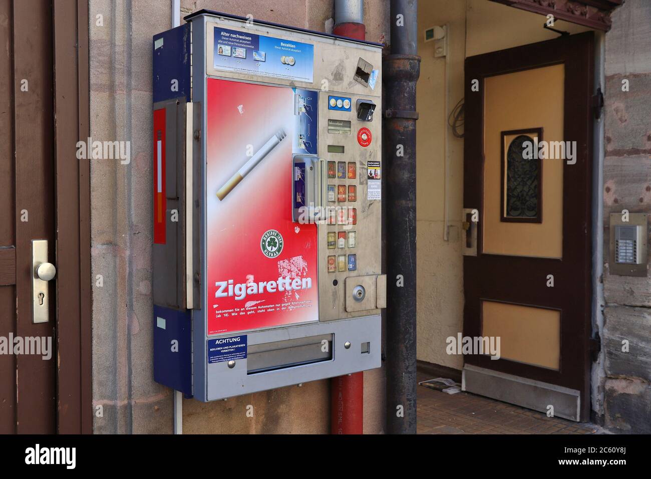ERLANGEN, Deutschland - Mai 6, 2018: Zigarettenautomaten in Erlangen. Die Maschinen sind weit verbreitet in Deutschland. Sie führen Alter Kontrollen durch sc Stockfoto