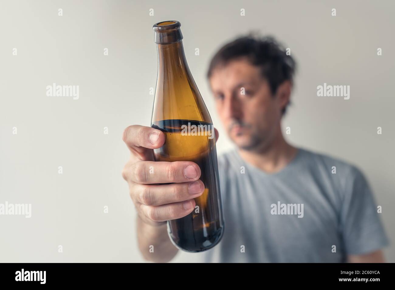 Mann bietet eine Flasche Bier, selektiver Fokus Stockfoto