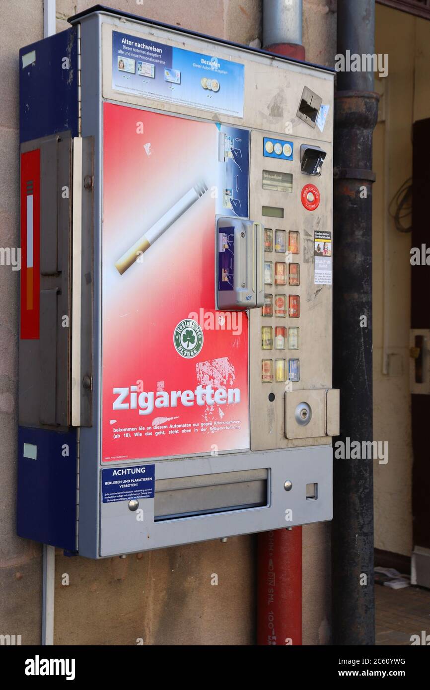 ERLANGEN, Deutschland - Mai 6, 2018: Zigarettenautomaten in Erlangen. Die Maschinen sind weit verbreitet in Deutschland. Sie führen Alter Kontrollen durch sc Stockfoto