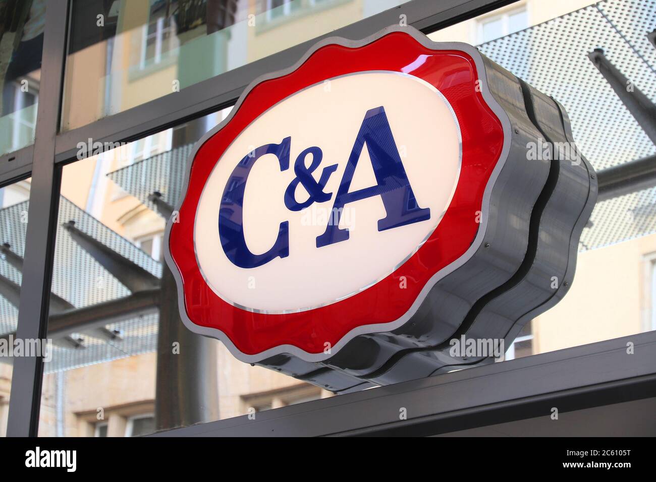 DRESDEN, 10. MAI 2018: Straßenansicht des C&A Bekleidungsgeschäft in Dresden, Deutschland. C&A ist eine belgisch-deutsch-niederländische Bekleidungskette. Stockfoto