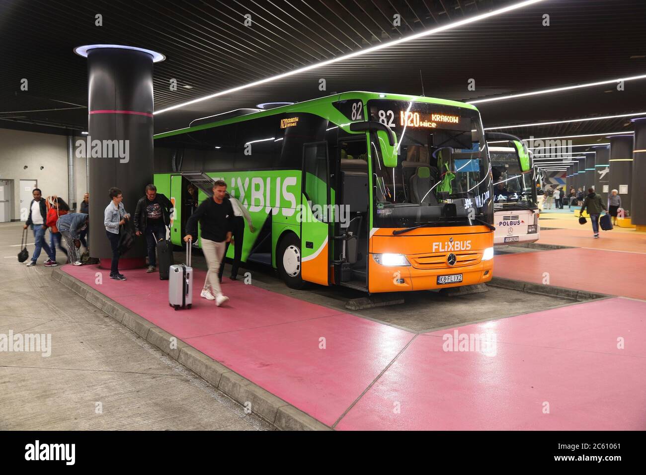 WROCLAW, POLEN - 11. MAI 2018: Menschen steigen an der Flixbuslinie in Wroclaw, Polen. Flixbus ist ein großes internationales Personenbusunternehmen mit 1000 des Stockfoto