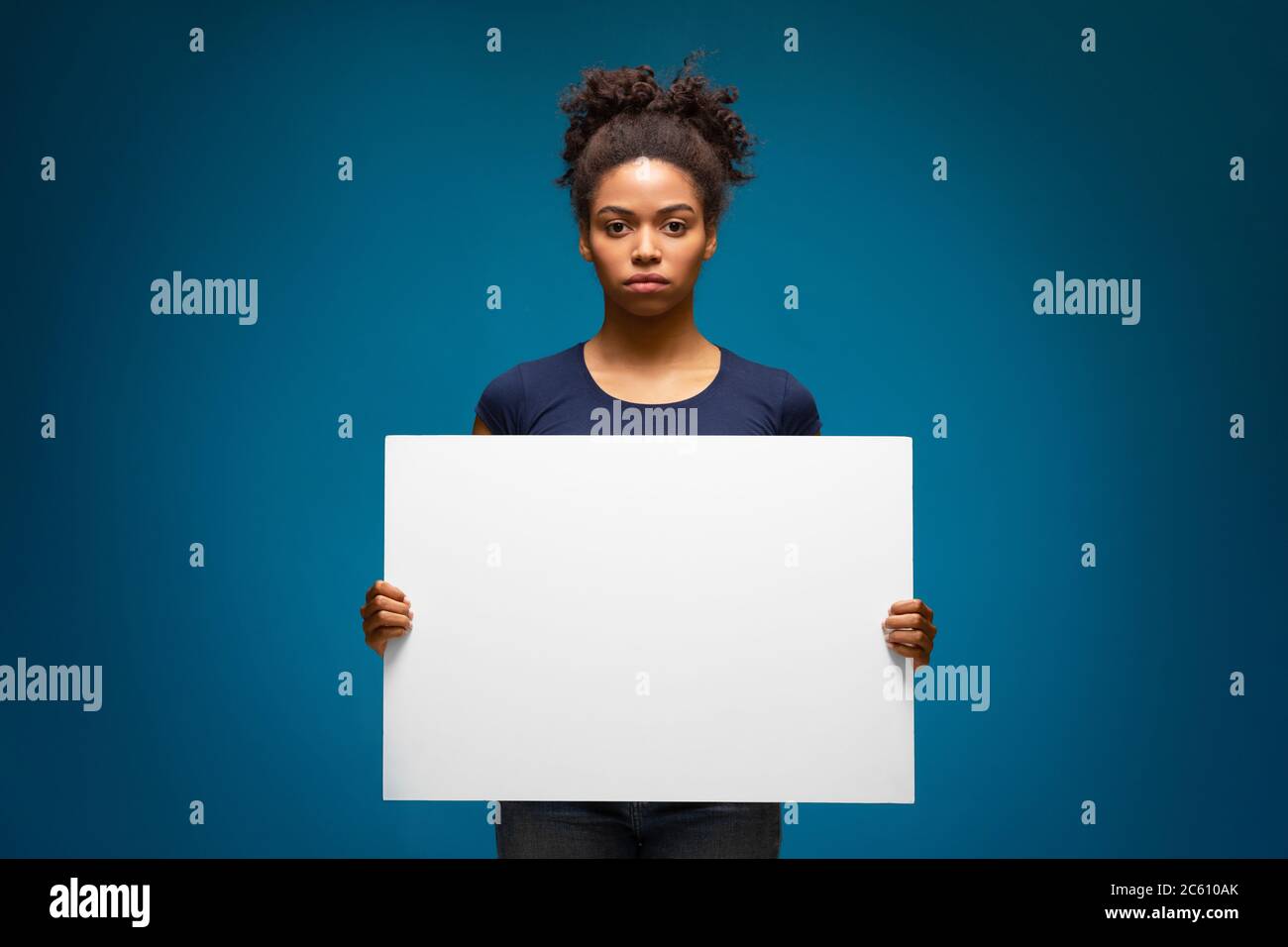 afroamerikanische Frau protestiert mit leerem Plakat Stockfoto