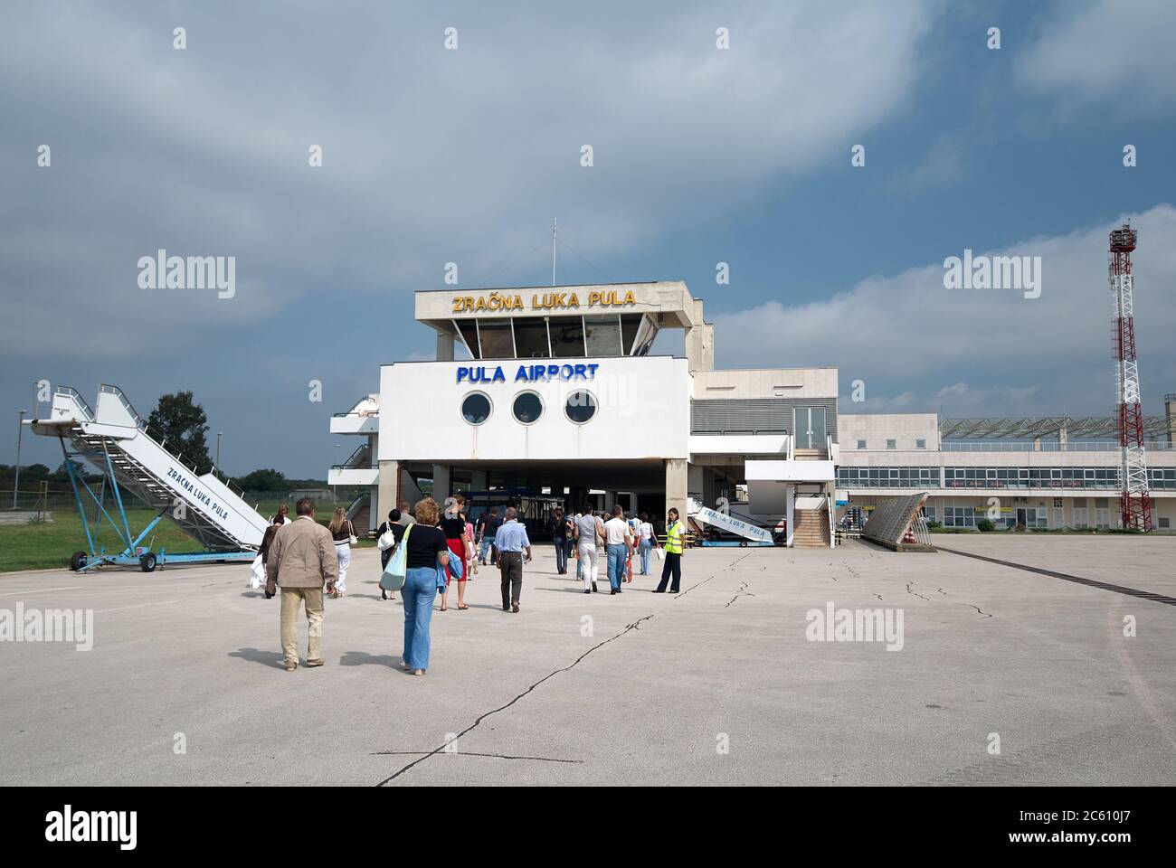 Pula, Kroatien - 29. August 2007: Flughafen der Stadt Pula (Istrien, Adriatische Küste), Passagiere, die zum Terminal umziehen. Stockfoto