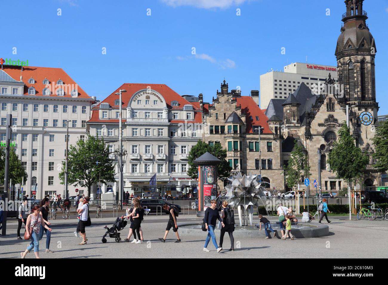 LEIPZIG, 9. MAI 2018: Die Menschen besuchen den öffentlichen Platz Richard Wagner in Leipzig. Leipzig ist mit die zehntgrößte Stadt Deutschlands Stockfoto