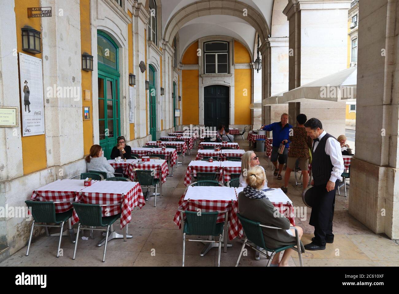LISSABON, PORTUGAL - 4. JUNI 2018: Besucher besuchen schattige Arkaden des Comercio-Platzes (Praca Comercio) in Lissabon, Portugal. Lissabon ist die elftgrößte Einwohnerzahl Stockfoto