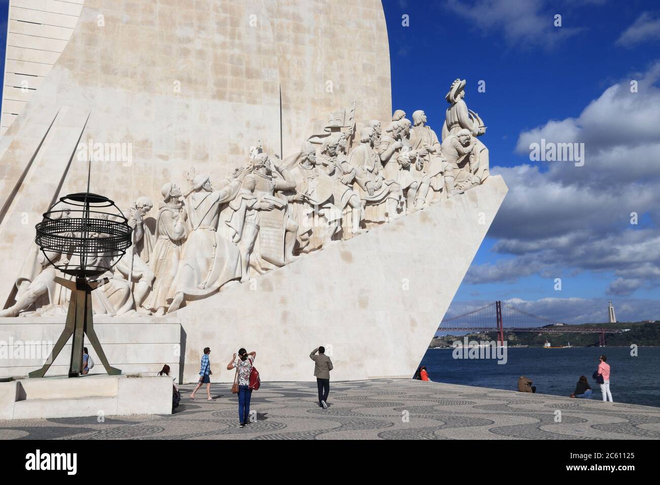 Lissabon, Portugal - Juni 5, 2018: die Menschen besuchen Padrao dos Descobrimentos (Denkmal der Entdeckungen) in Belem entfernt. Lissabon ist das 11 Th - Die meisten kleinen Baue Stockfoto