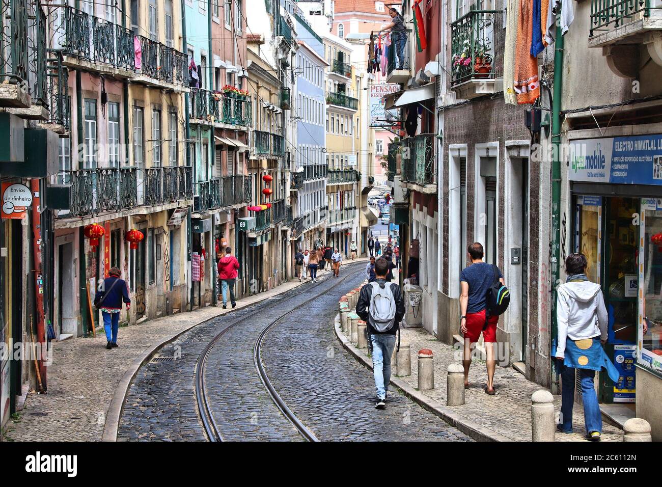LISSABON, PORTUGAL - 5. JUNI 2018: Die Menschen besuchen Mouraria (maurisches Viertel) in Lissabon, Portugal. Lissabon ist das elftbevölkerungsreichste Stadtgebiet in Stockfoto