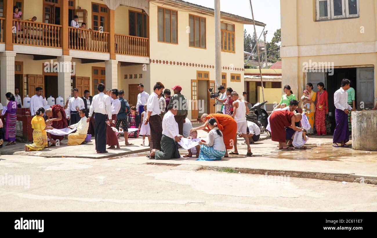 Mönchskind bekommt einen Haarschnitt in der Öffentlichkeit in Kalaw Stadt, Myanmar / Burma. Stockfoto