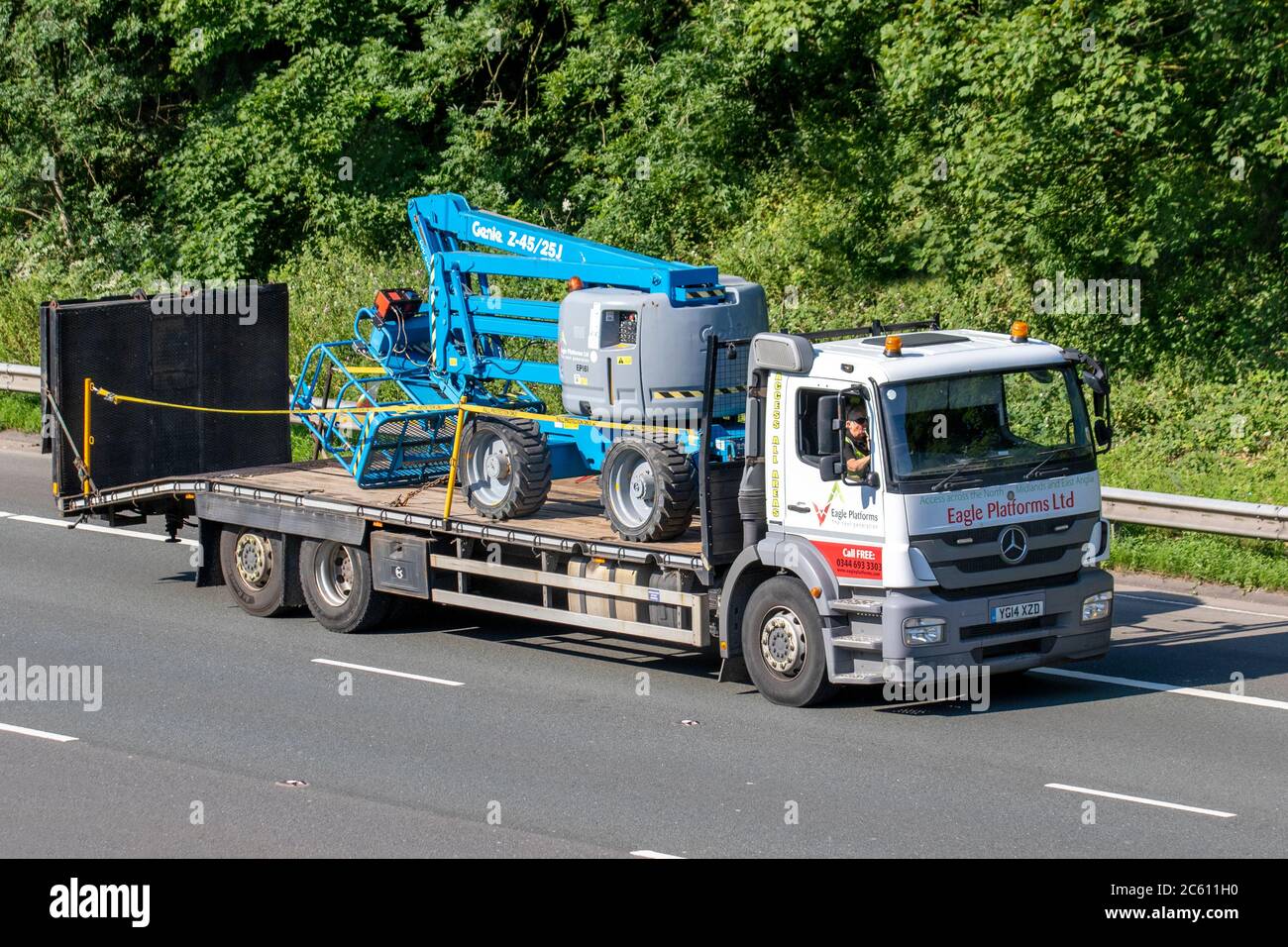 Eagle Platforms Ltd; Spedition Lieferwagen, LKW, Transport, LKW, Frachtführer, Mercedes Benz Fahrzeug, Europäische kommerzielle Transportindustrie LKW, M6 in Manchester, UK Stockfoto