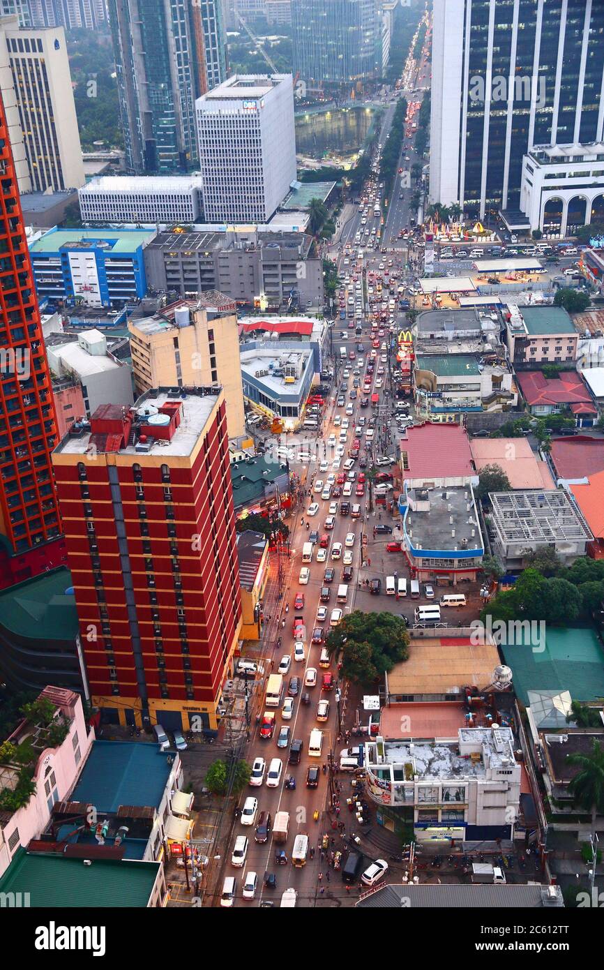 MANILA, Philippinen - Dezember 7, 2017: Typische Verkehrsstaus in Poblacion Makati, Philippinen. Metro Manila ist eines der größten Problemgebiete in den Städten Stockfoto