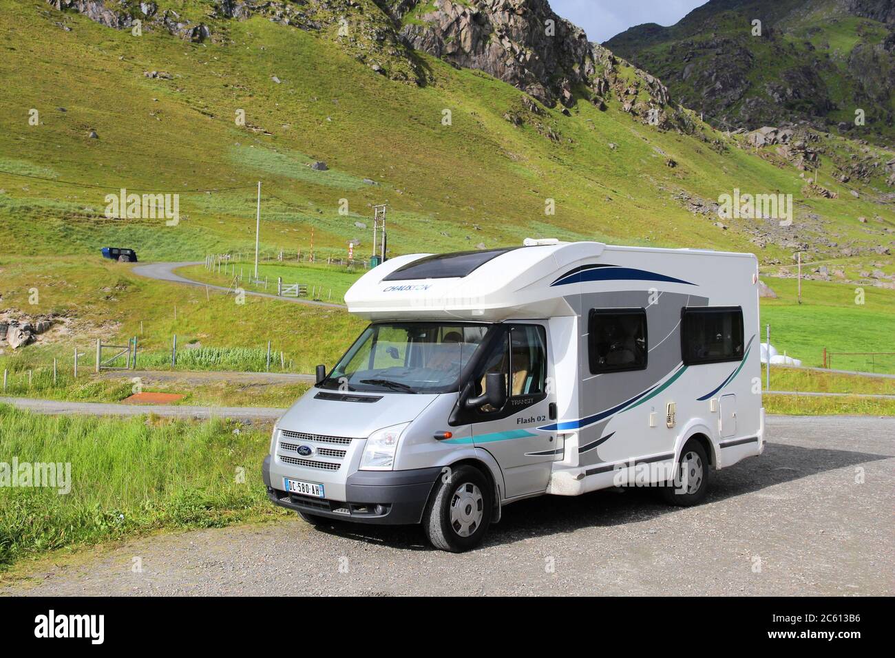 LOFOTEN, NORWEGEN - 28. JULI 2015: Ford Wohnmobil in Lofoten Inseln, Norwegen. Norwegen hatte im Jahr 2011 fast 5 Millionen ausländische Besucher. Stockfoto