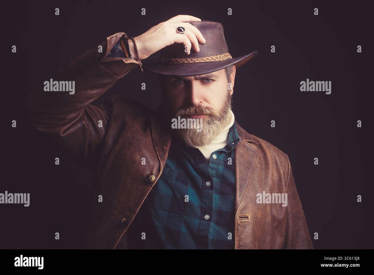 Der harte Blick eines Mannes aus dem Wilden Westen. Brutales Porträt eines Cowboys im Hut Stockfoto