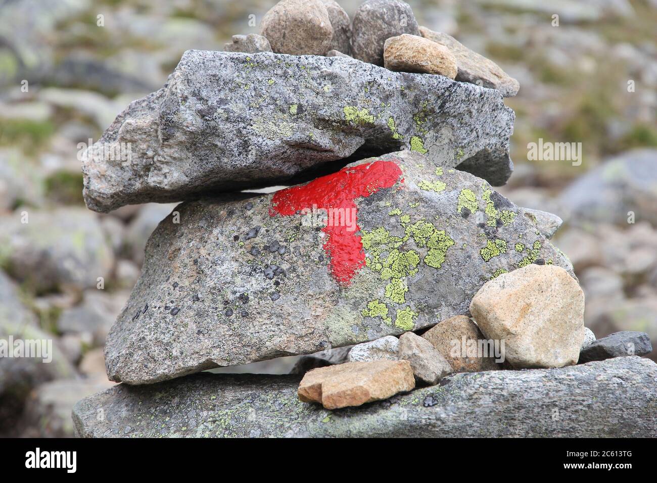 Norwegen Natur - Jotunheimen Nationalpark. Berühmter Wanderweg auf dem Beseggen-Bergrücken, der Cairns zwischen zwei Seen (Gjende und Bessvatnet) markiert. Stockfoto