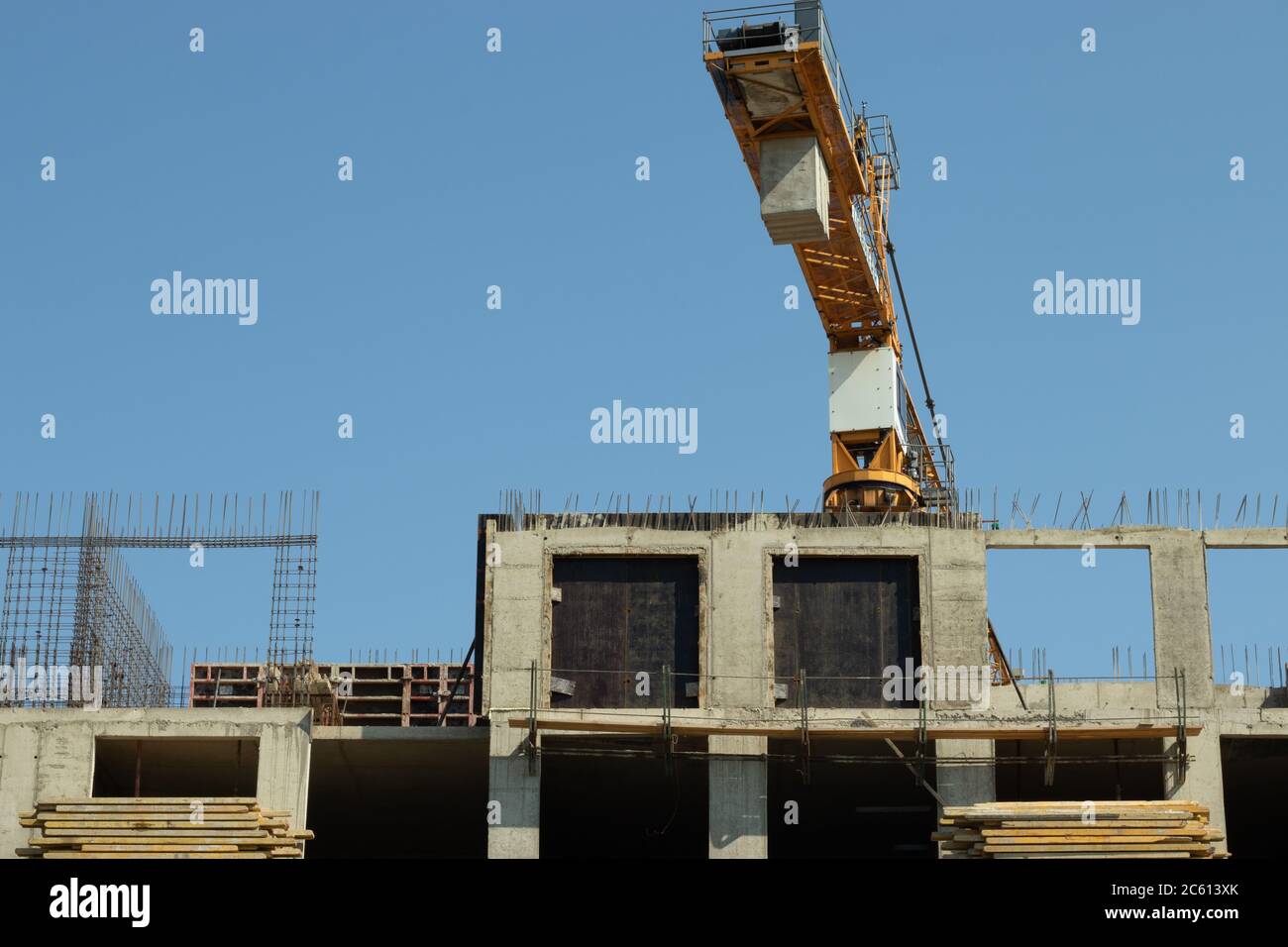 Bauablauf des Gebäudes des Einkaufszentrums. Baukran und Baumaterialien Stockfoto