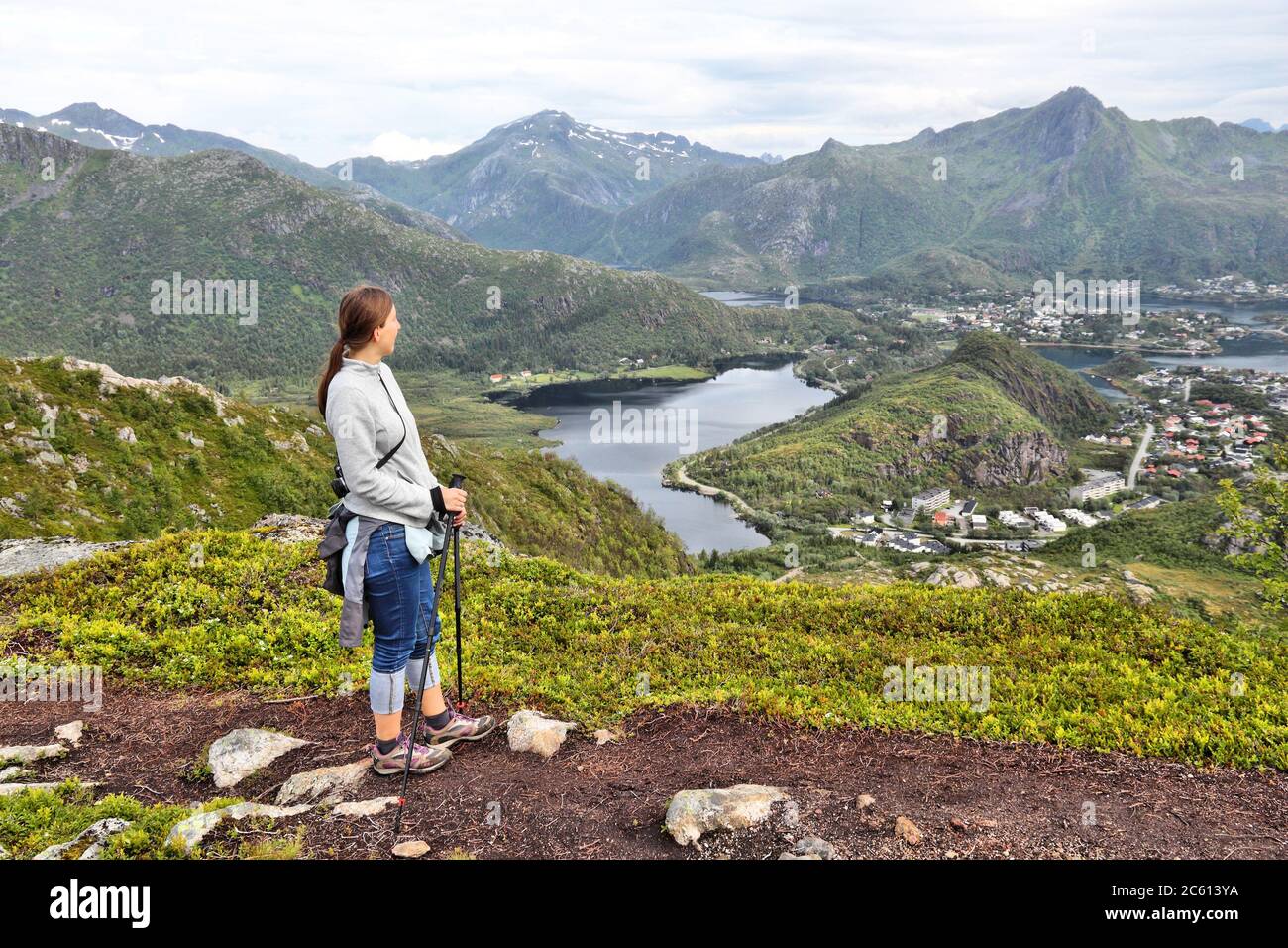 Wandertourist in Lofoten Archipel in der Arktis Norwegen. Wanderweg Tjeldbergtinden. Aktivurlaub. Stockfoto