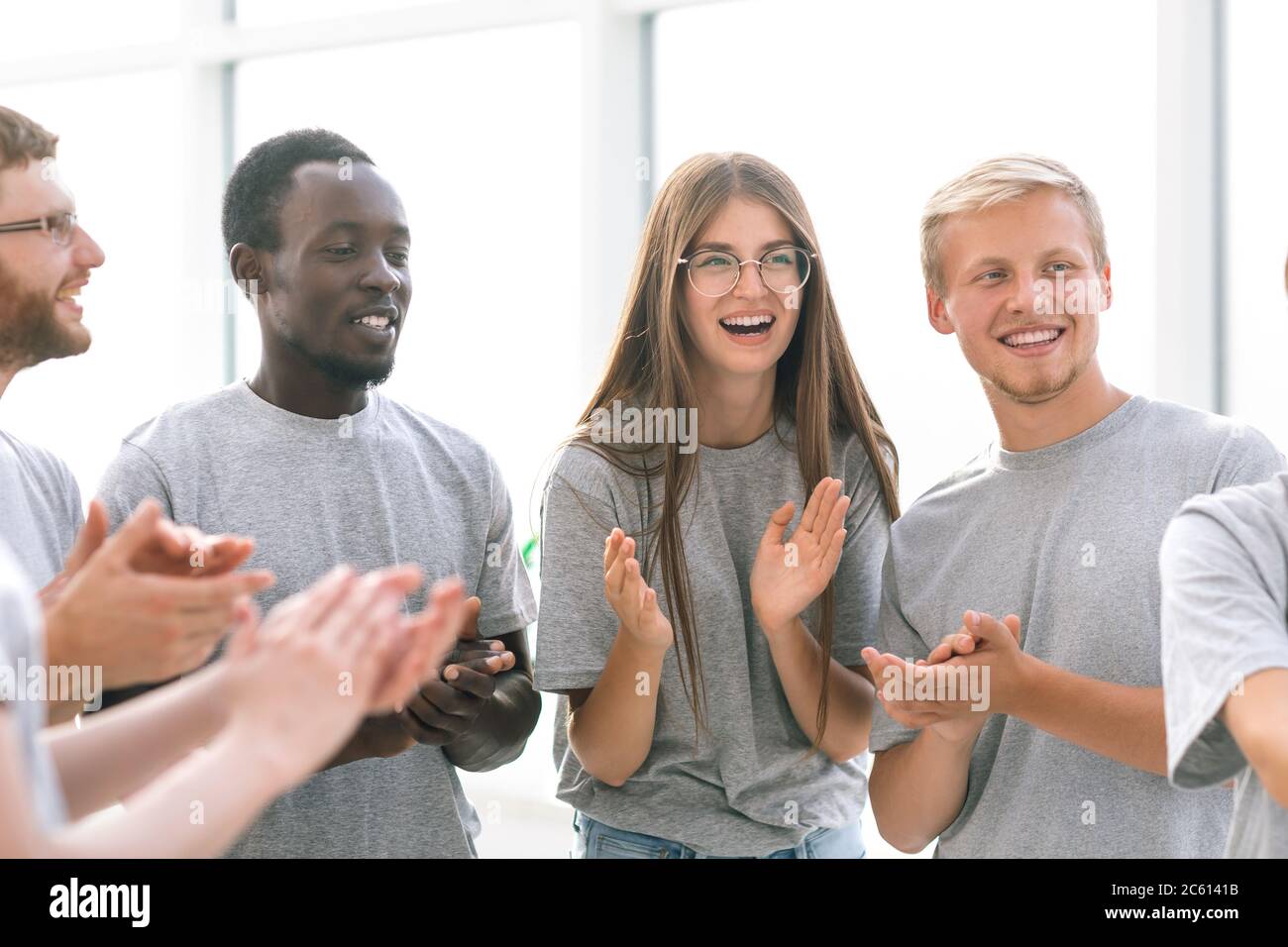 Nahaufnahme. Gruppe von Studenten applaudierenden auf dem internationalen Forum Stockfoto