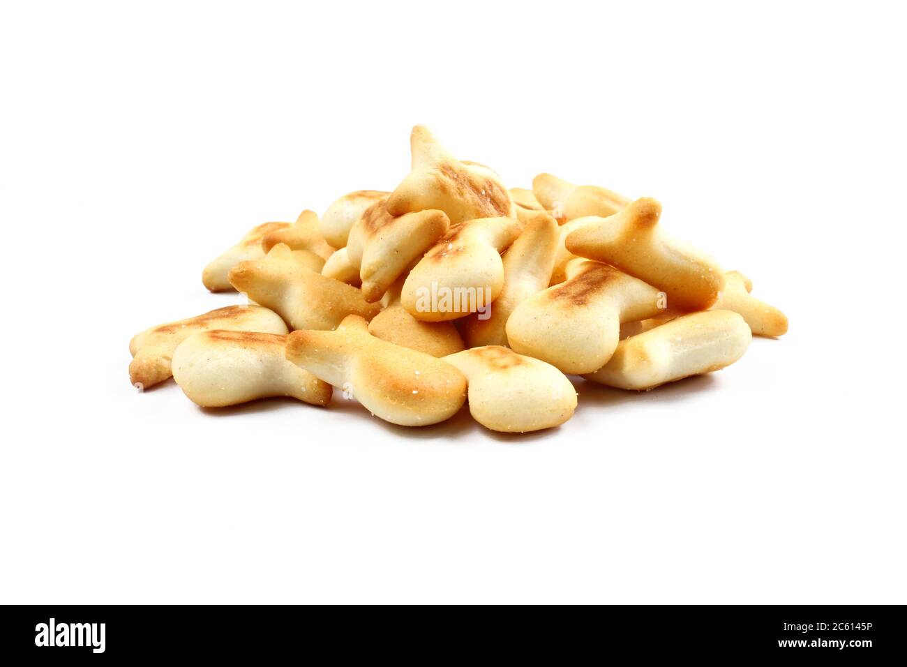 Haufen salziger Cracker auf weißem Hintergrund isoliert. Fisch-Snack Stockfoto