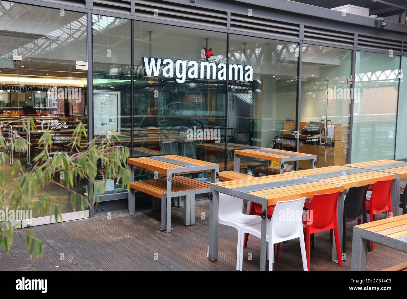 LONDON, Großbritannien - 22. APRIL 2016: Wagamama Restaurant in London, Großbritannien. Wagamama ist eine britische Restaurantkette, die asiatische Küche in über 150 Lokalen serviert. Stockfoto