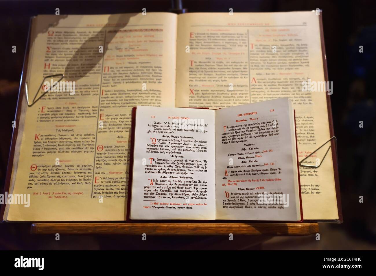 Die Kanzeln oder die byzantinischen Ambos in christlich-orthodoxen Kirche, wo scriptures zu lesen. Im Vordergrund die offene alte heilige Bibel und das Gebet boo Stockfoto