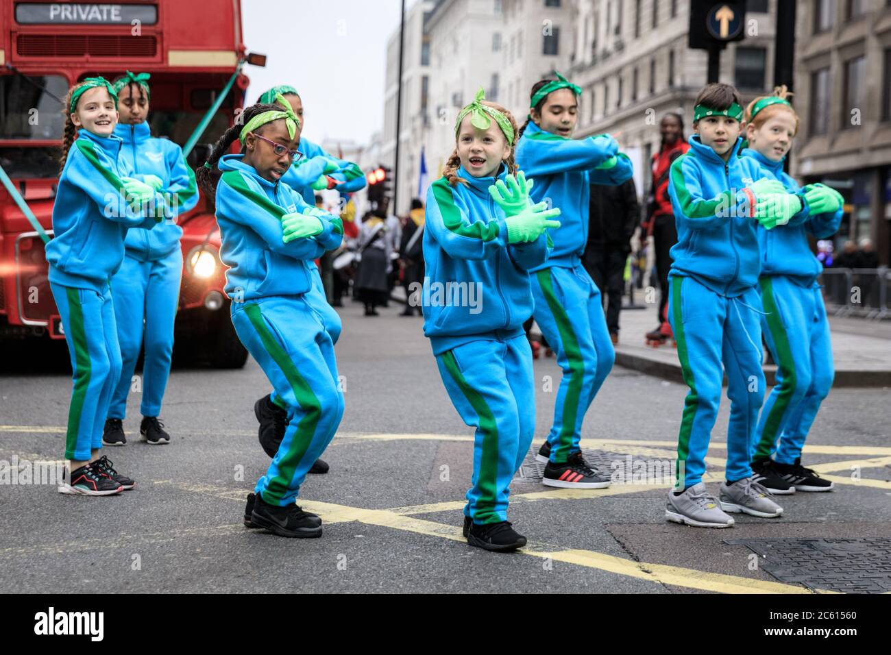 Die junge Tanzgruppe „Streetz Ahead“ ist mit dem Londoner Stadtteil Haringey bei der „London’s New Year’s Day Parade“ (LNYDP) 2020 in London, England, vertreten Stockfoto