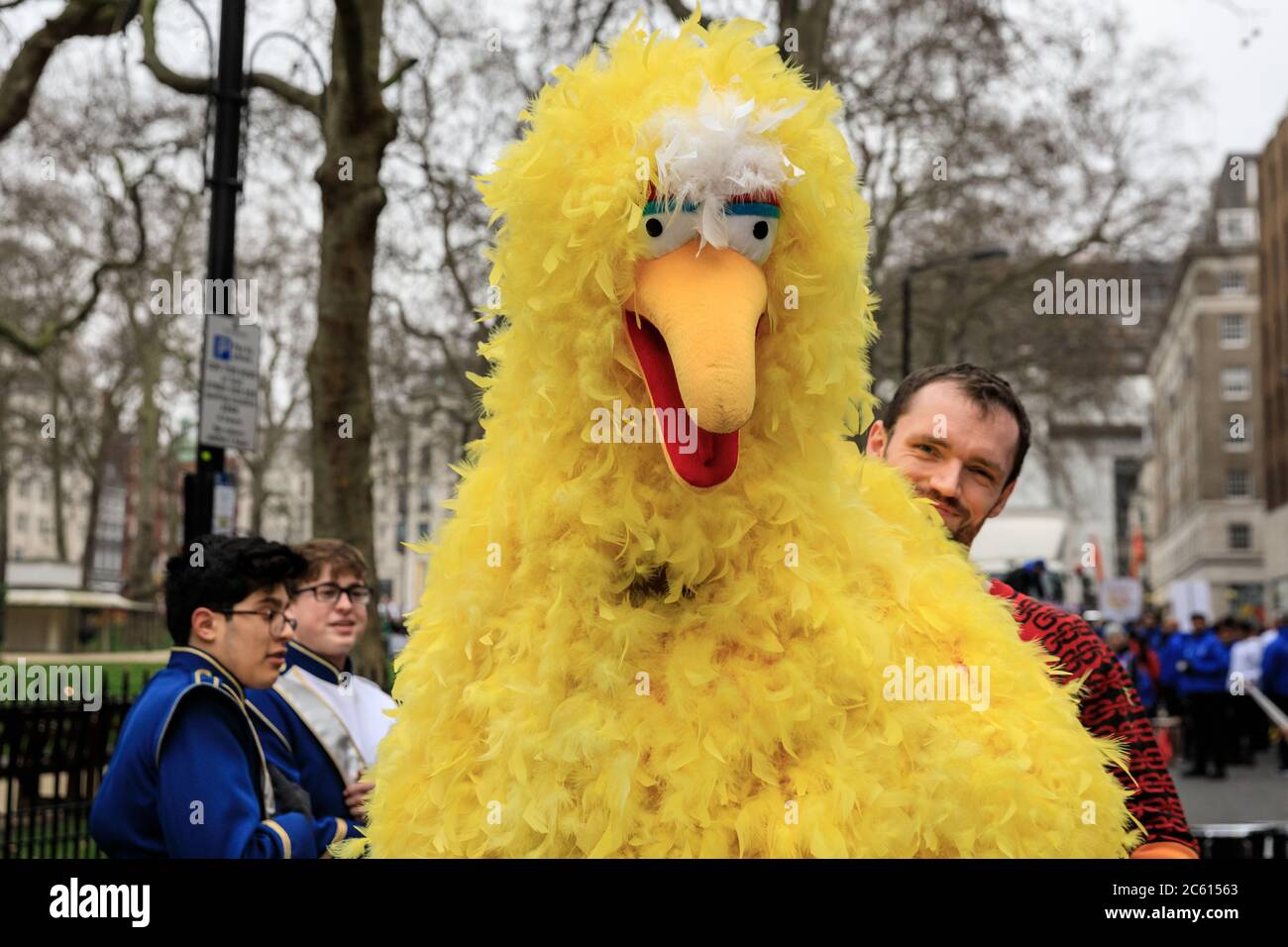Big Bird und Freund nehmen an der "London's New Year’s Day Parade" (LNYDP) 2020 mit Heroes for Charity, London, England Teil Stockfoto