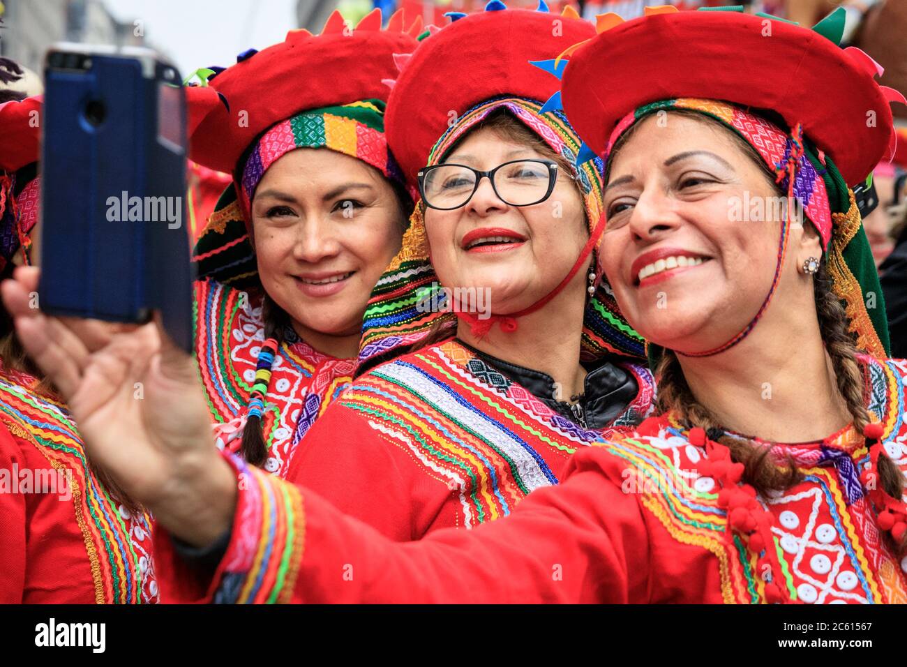 Südamerikanische Künstler von Carnaval del Pueblo machen ein Selfie bei der 'London’s New Year’s Day Parade' (LNYDP) 2020, London, England Stockfoto