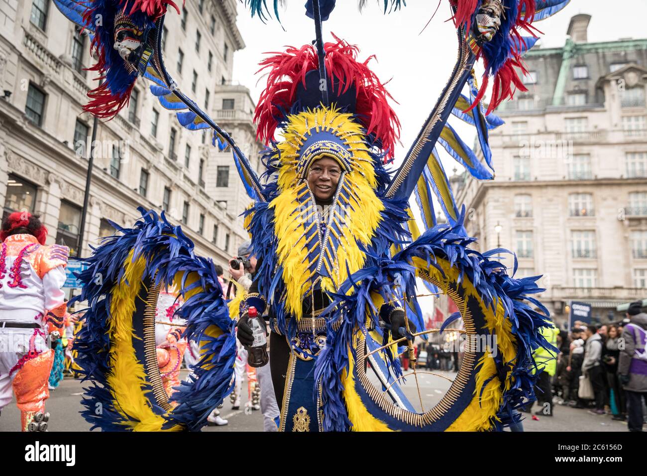 Ein farbenfroher Darsteller in Azteken-inspiriertem Kostüm nimmt an der London New Year's Day Parade (LNYDP) 2020, London, England Teil Stockfoto