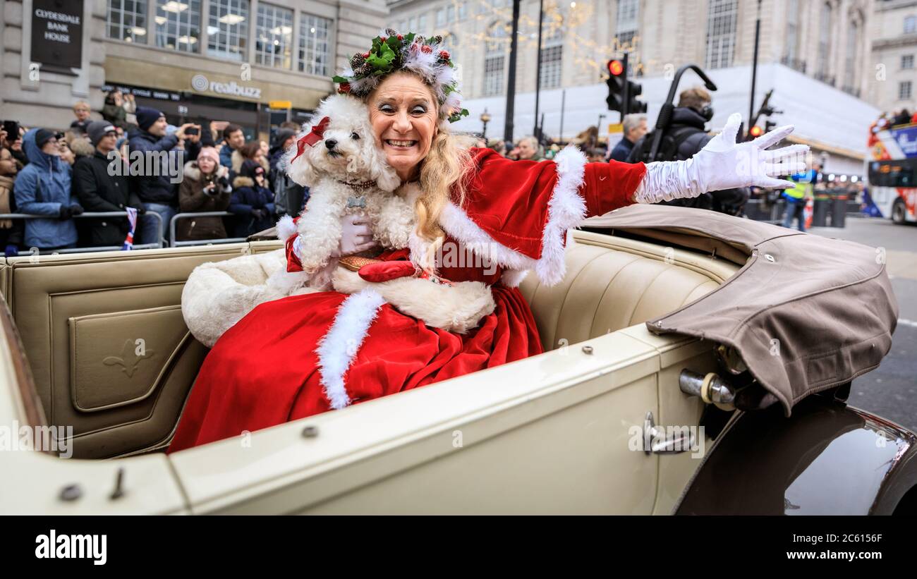 Miss Christmas, Donna Maria, eine langjährige Teilnehmerin Performerin jubelt und nimmt an der London New Year's Day Parade (LNYDP) 2020, London, England Teil Stockfoto