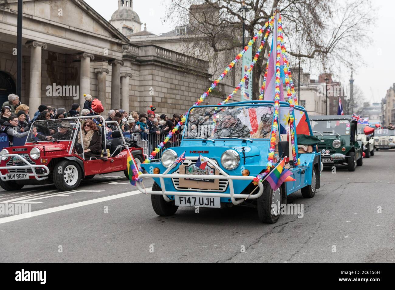 Oldtimer des 'Mini Moke Club' nehmen an der 'London New Year's Day Parade (LNYDP) 2020 in Whitehall, LondonEngland Teil Stockfoto