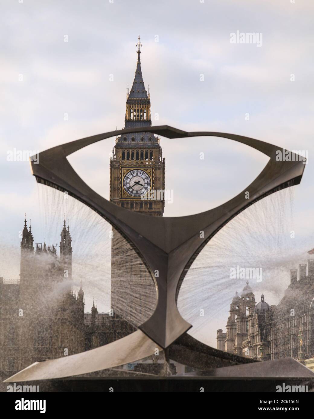 Big Ben, der Elizabeth-Turm mit ikonischer Uhr, durch den Naum Gabo-Brunnen in Westminster, London, England, Großbritannien gesehen Stockfoto