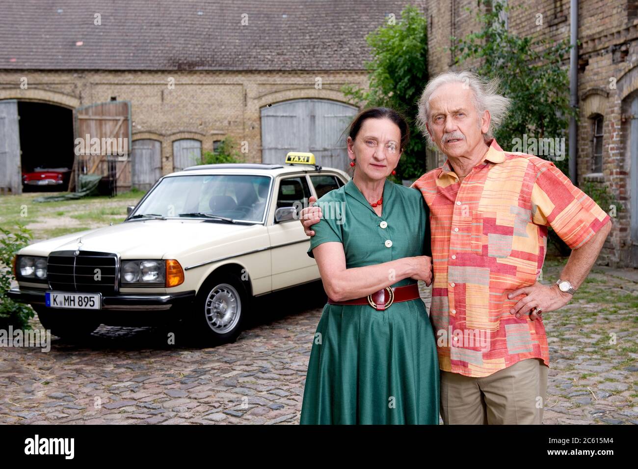 FILED - 20. Juli 2011, Brandenburg, Gröben: Die Schauspieler Angelika Böttiger und Tilo Prückner während eines Settertermins für den ARD-Fernsehfilm "Krauses Braut". Prückner starb am 02.07.2020 im Alter von 79 Jahren in Berlin. Foto: Picture Alliance/dpa Stockfoto