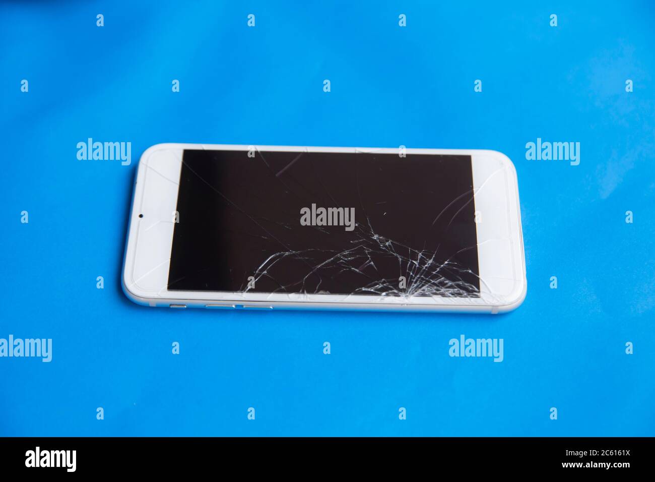 Defektes Mobiltelefon. Geknackter Smartphone-Bildschirm Stockfoto