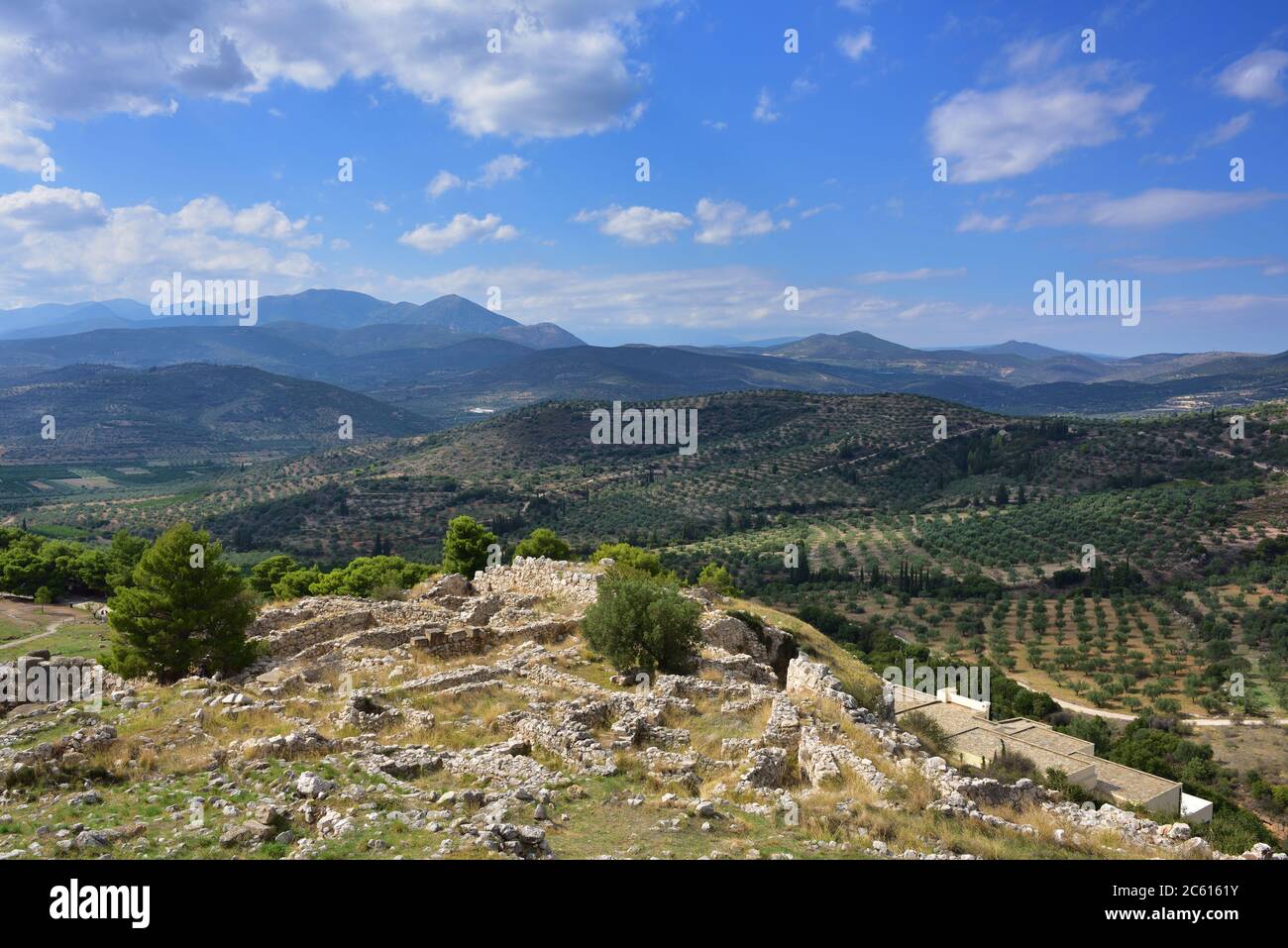 Blick von den archäologischen Stätten von Mykene und Tiryns auf eine schöne ländliche griechische Landschaft, Berg- und landwirtschaftliche Felder Stockfoto