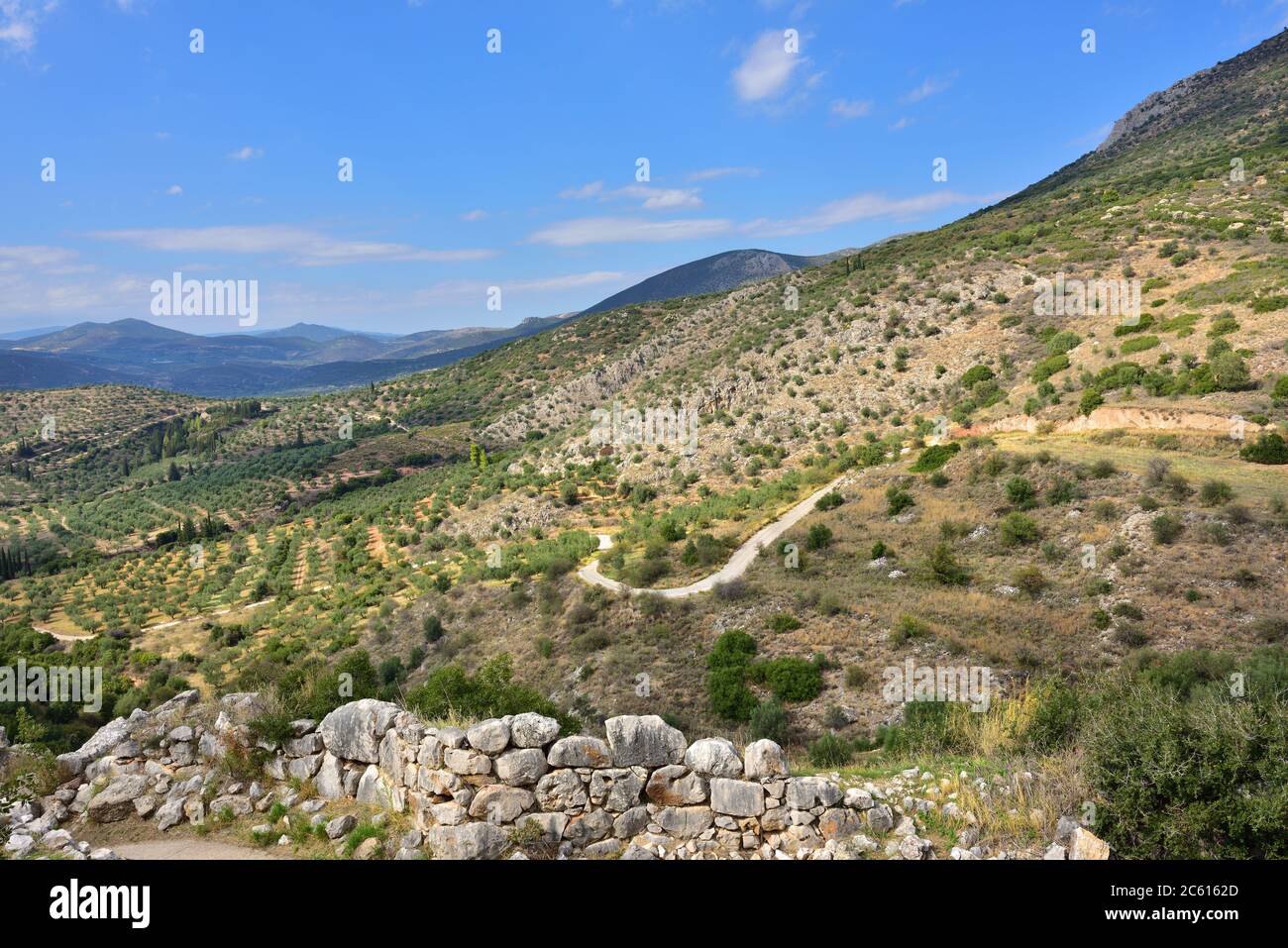 Blick von den archäologischen Stätten von Mykene und Tiryns auf eine schöne ländliche griechische Landschaft, Berg- und landwirtschaftliche Felder Stockfoto