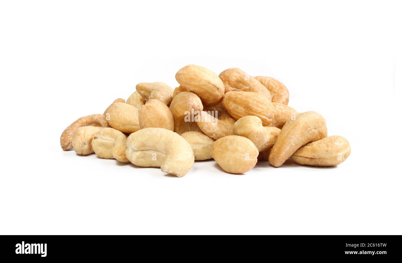 Haufen von köstlichen braunen Cashew Nüsse isoliert auf weißem Hintergrund. Stockfoto