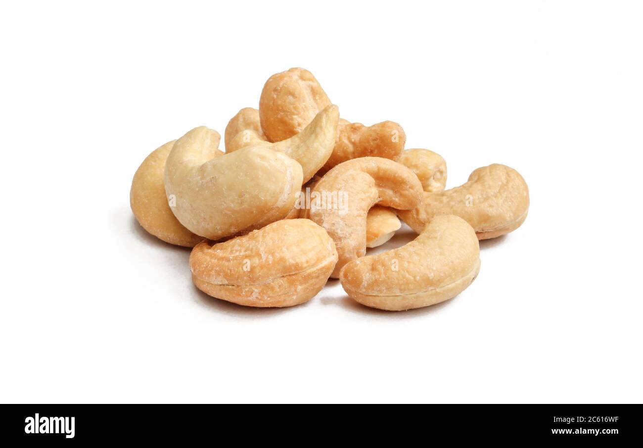 Haufen von köstlichen braunen Cashew Nüsse isoliert auf weißem Hintergrund. Stockfoto